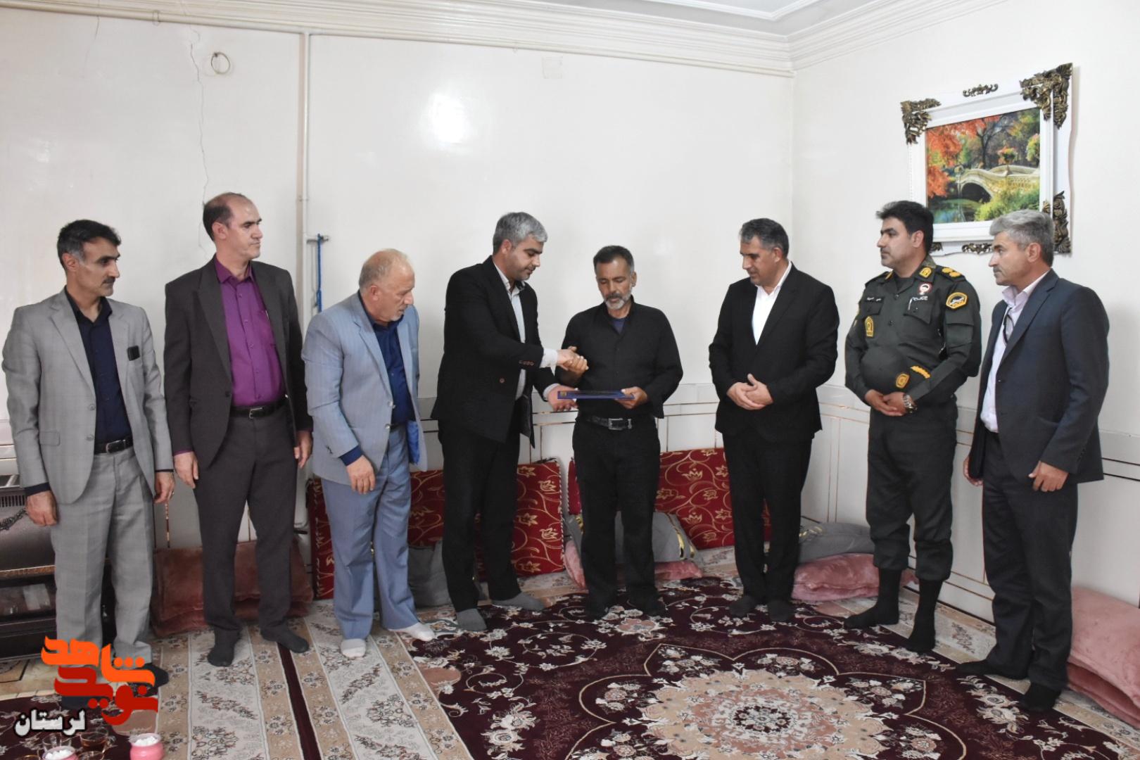 دیدار مدیرکل بنیاد شهید لرستان با خانواده جمعی از شهدای جنگ رمضان معمولان دیدار مدیرکل بنیاد شهید لرستان با خانواده جمعی از شهدای جنگ رمضان معمولان