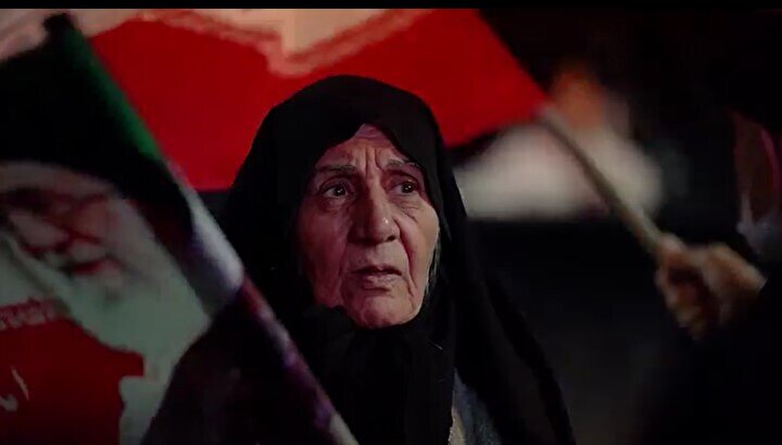 «عصا به دست، پای ایران اسلامی؛ روایت زینت‌ خانم