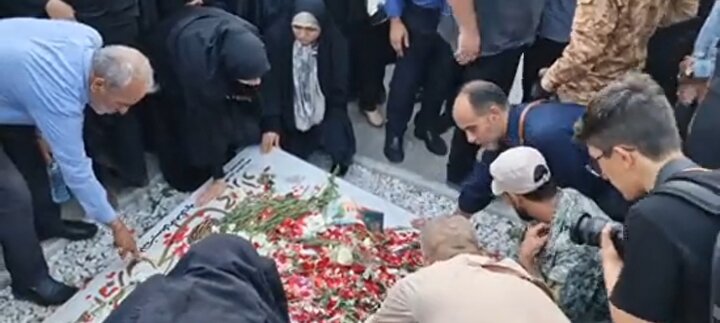 حال و هوای مزار شهیدان حاجی‌زاده و محمود باقری در ظهر عاشورا