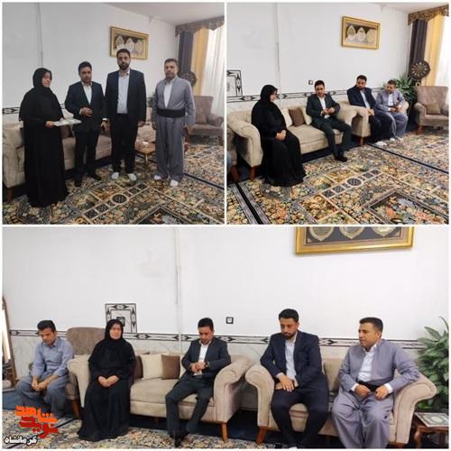 تجلیل مسئولان قضایی روانسر از خانواده شهید فرزاد مرادی در هفته قوه قضائیه تجلیل مسئولان قضایی روانسر از خانواده شهید فرزاد مرادی در هفته قوه قضائیه