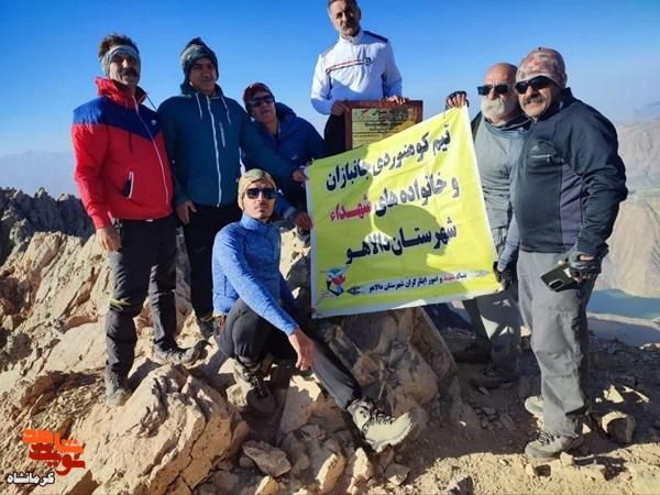 صعود افتخارآفرین تیم کوهنوردی جانبازان و فرزندان شهدای دالاهو به قله ۴۱۵۰ متری سنبران