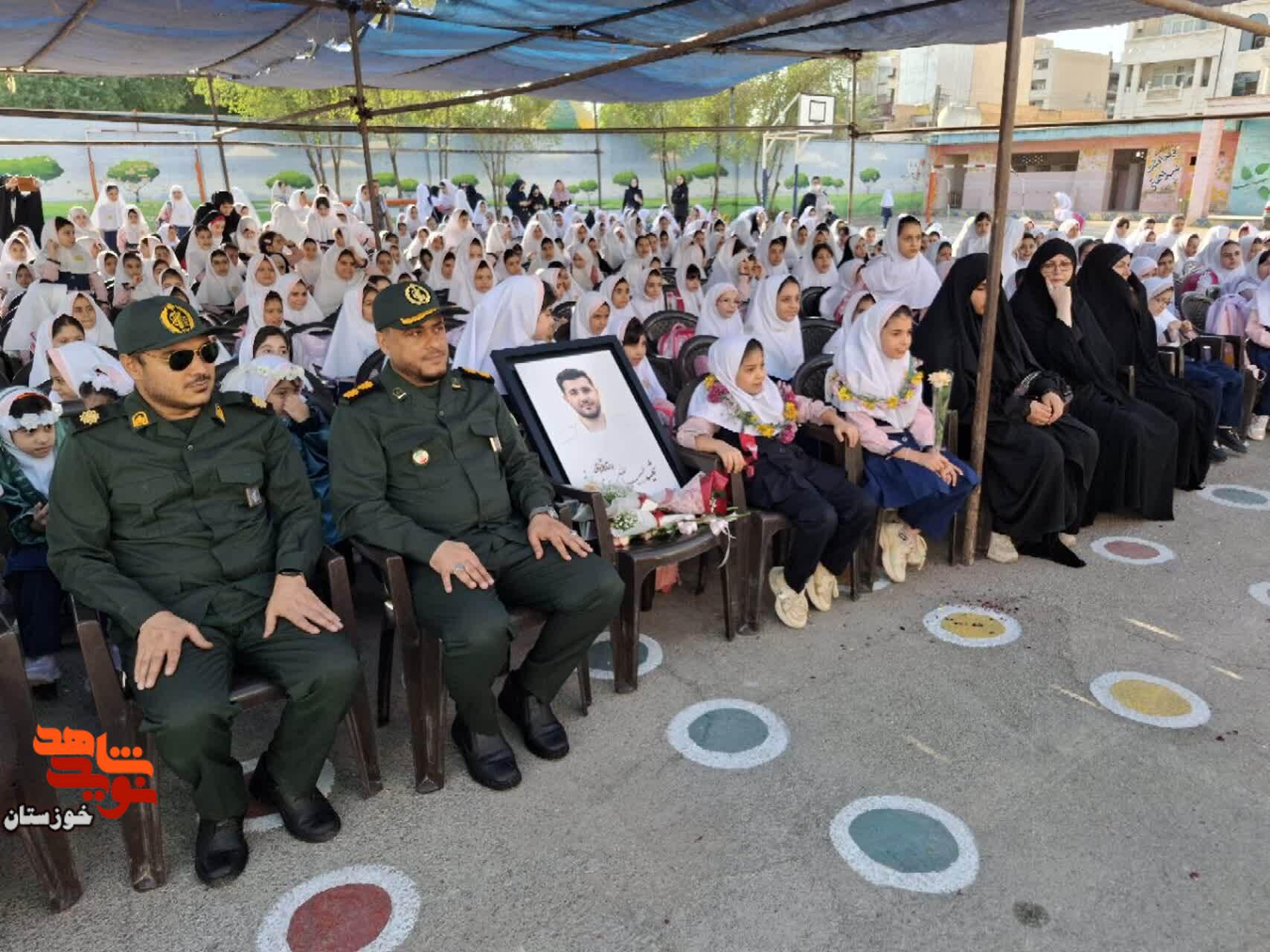 گزارش تصویری/ آیین بدرقه فرزندان شهید «حبیبالله بهوندی» از درب منزل تا مدرسه گزارش تصویری/ آیین بدرقه فرزندان شهید «حبیبالله بهوندی» از درب منزل تا مدرسه