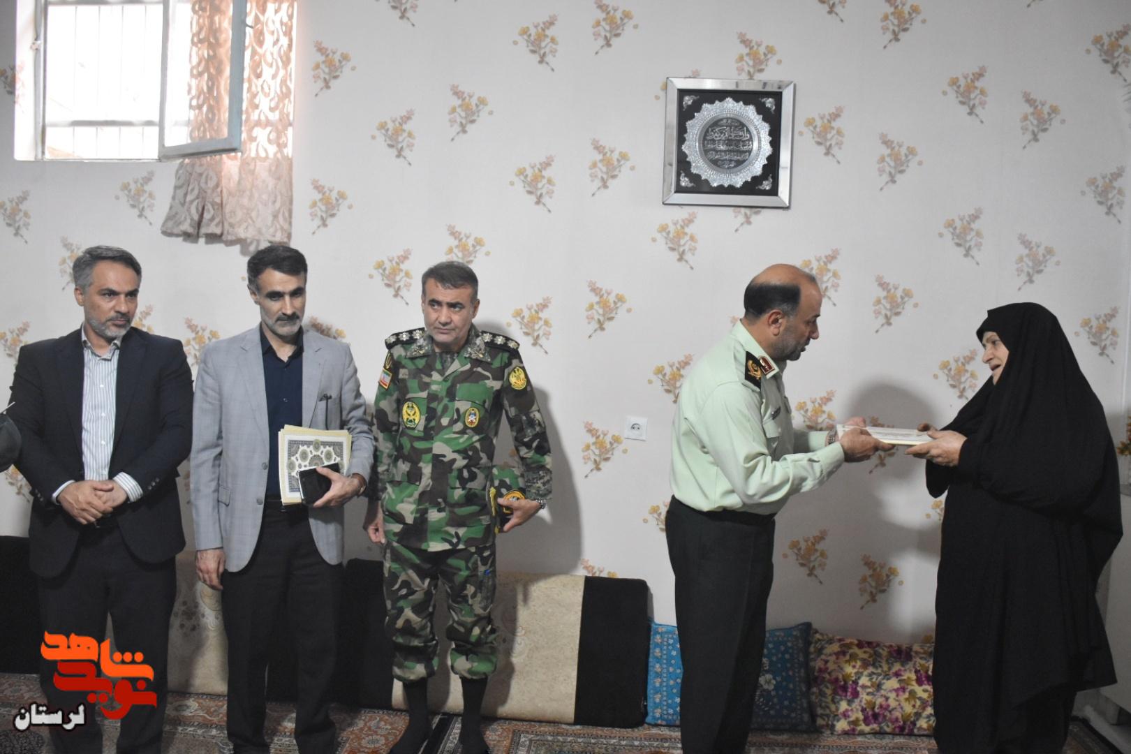 دیدار با خانواده جمعی از شهدای والامقام در خرمآباد به مناسبت گرامیداشت هفته دفاع مقدس دیدار با خانواده جمعی از شهدای والامقام در خرمآباد به مناسبت گرامیداشت هفته دفاع مقدس