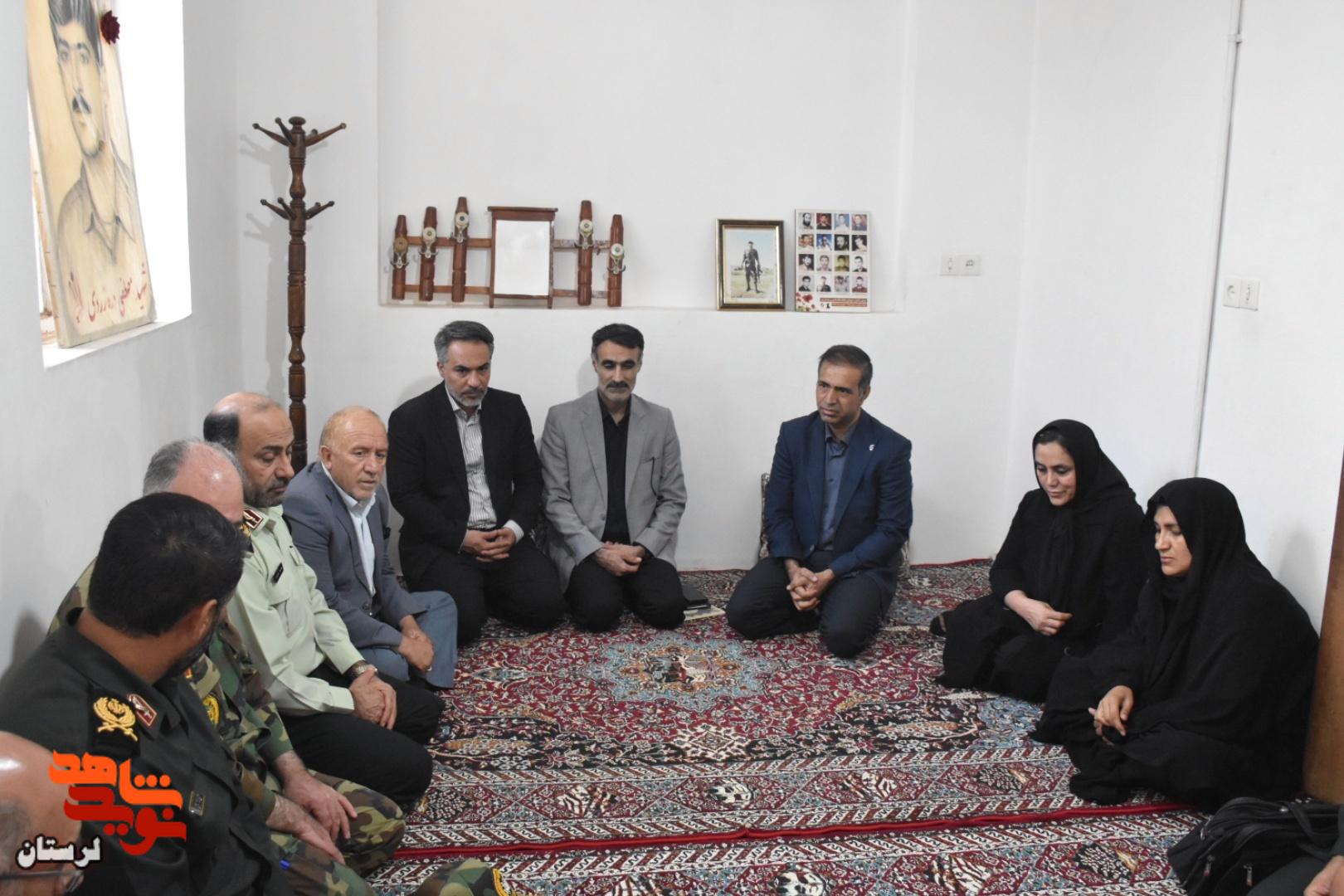 دیدار با خانواده جمعی از شهدای والامقام در خرمآباد به مناسبت گرامیداشت هفته دفاع مقدس دیدار با خانواده جمعی از شهدای والامقام در خرمآباد به مناسبت گرامیداشت هفته دفاع مقدس
