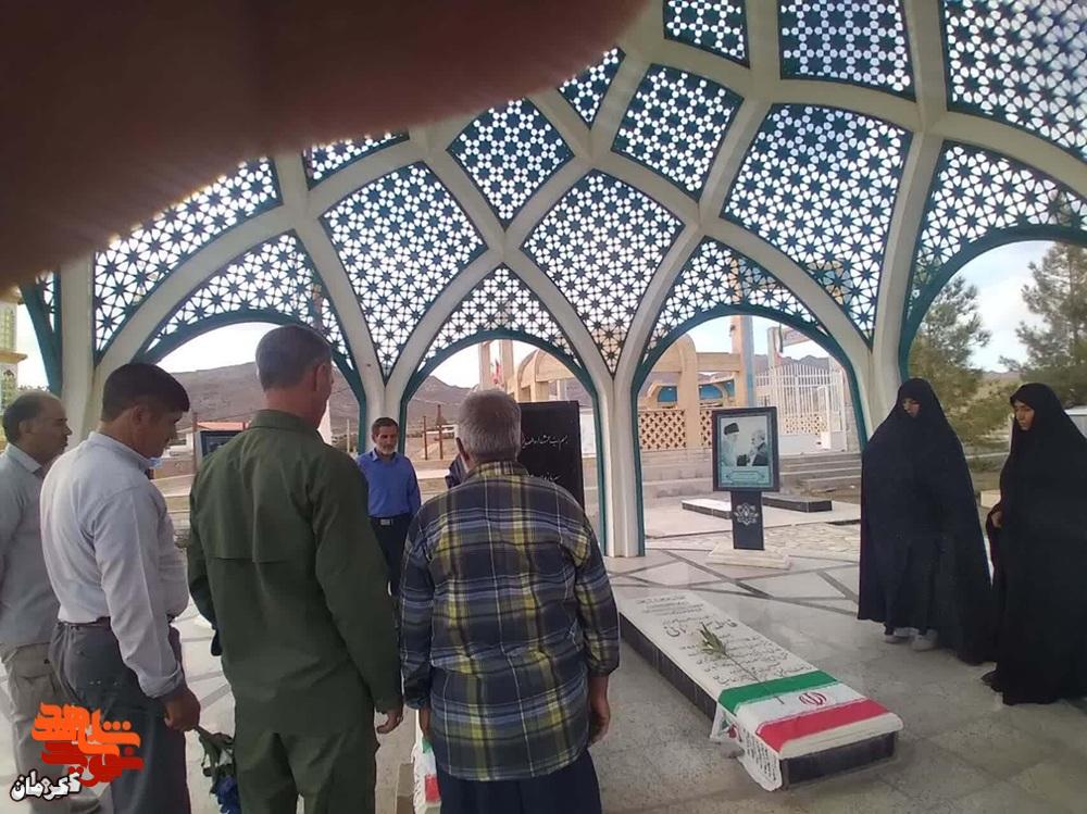 تجدید میثاق با آرمان‌های شهدا در شهرستان رابر/ از غبارروبی گلزار مطهر شهدا تا برگزاری یادواره‌های خانگی