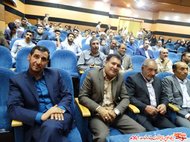 رونمایی از کتاب نامه رسان خاطرات آزاده ایلامی محمود منصوری با حضور آحاد مردم 