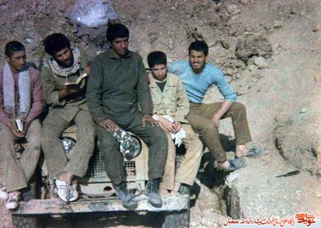 نفر وسط شهید محمد ایمنی