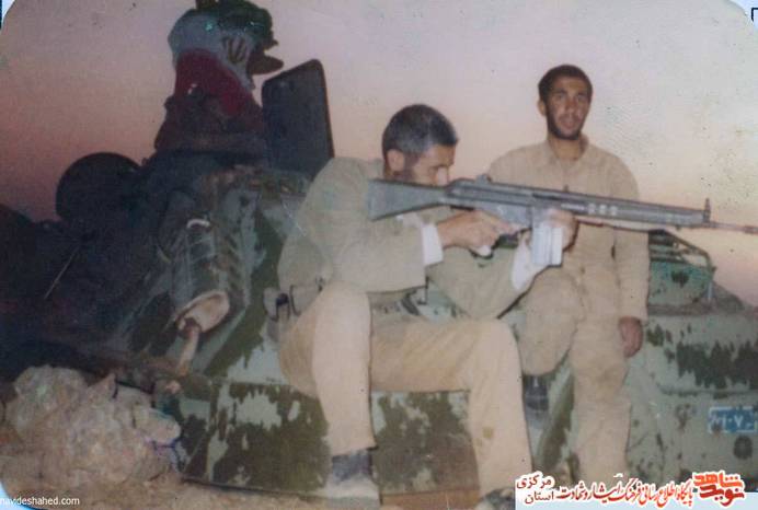 نفر سمت چپ :شهید غلامرضا احمدی