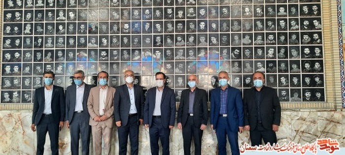 ادای احترام معاون حقوقی و امور مجلس بنیاد شهید و مسئولین بنیاد شهید سمنان به مقام شامخ شهدا. گلزار شهدای امامزاده یحیی سمنان ۲۹ اردیبهشت ۱۴۰۰