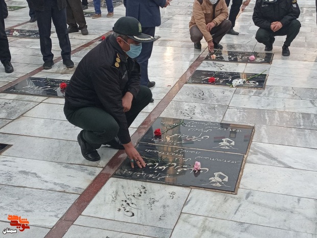 مراسم مهمانی لاله‌ها در گلزار شهدای امامزاده اشرف شهرستان سمنان - چهاردهم بهمن‌ماه ۱۴۰۰