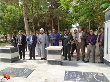 ادای احترام مسئولان شهرستان میامی به مقام شامخ شهدا به مناسبت هفته کار و کارگر- پنجم اردیبهشتماه ۱۴۰۲ گلزار شهدای شهرستان میامی