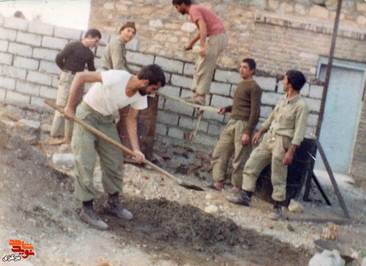 جمعی از بسیجیان گردان 100 لشکر پیاده مکانیزه 92 زرهی در اهواز در حال ساخت مسجد 1362