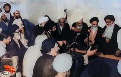 شهید آیت الله محمد مهدی ربانی املشی در کنار امام خمینی(ره) (نفر دوم از سمت چپ)